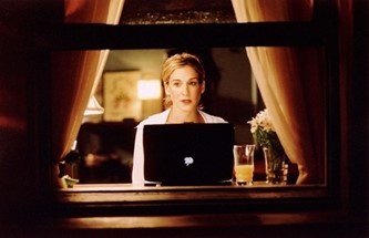Carrie scrive il suo articolo al pc