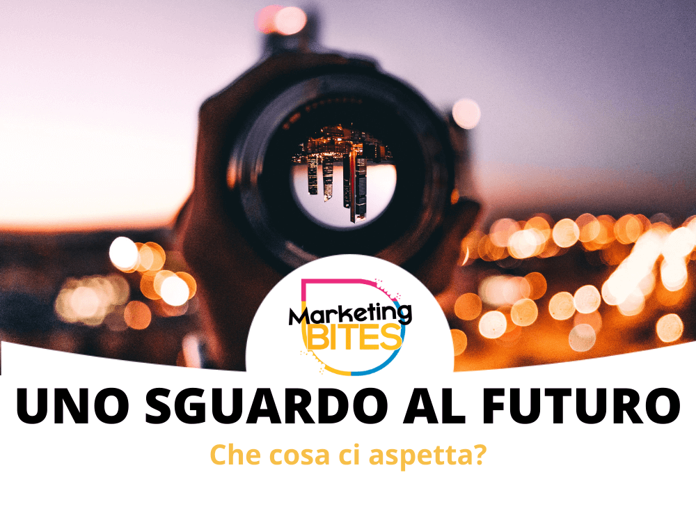 Uno sguardo al futuro. L'obbiettivo di una macchina fotografica che riprende una città illuminata