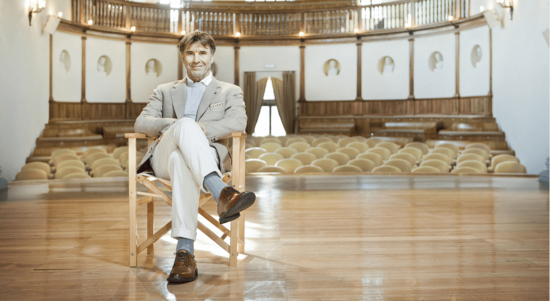 Brunello Cucinelli all'interno del teatro costruito a Solomeo