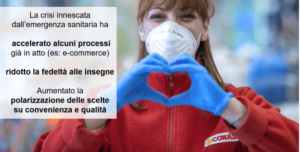 la foto ritrae una dipendente Conad che forma un cuore con le mani 