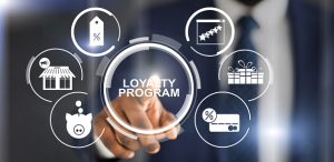 touch screen con dito che pigia su loyalty program