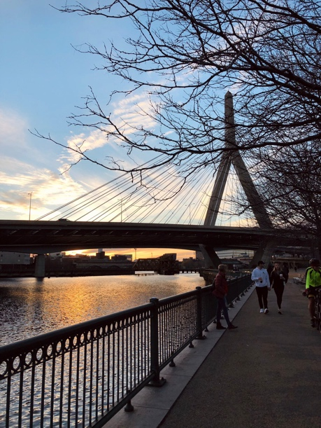 veduta al tramonto del Zakim Bridge di boston