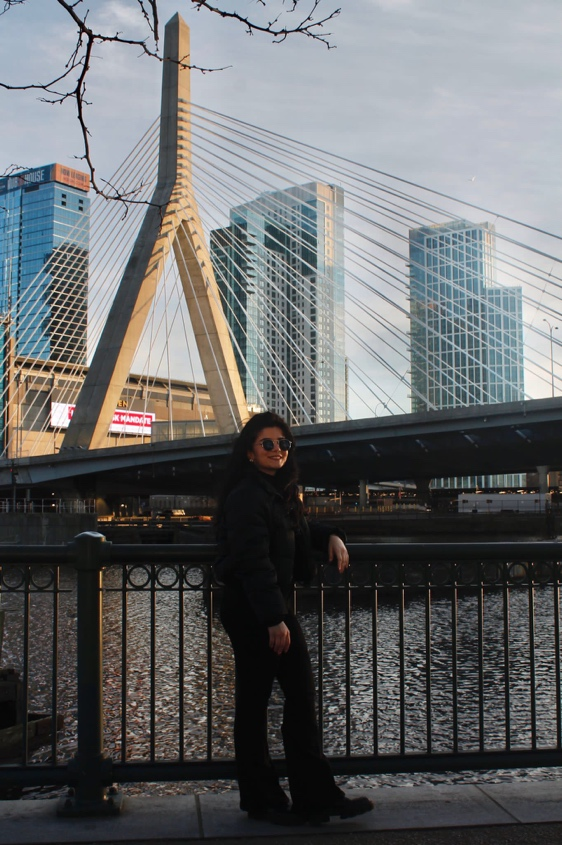 foto della traders con sfondo ponte di boston