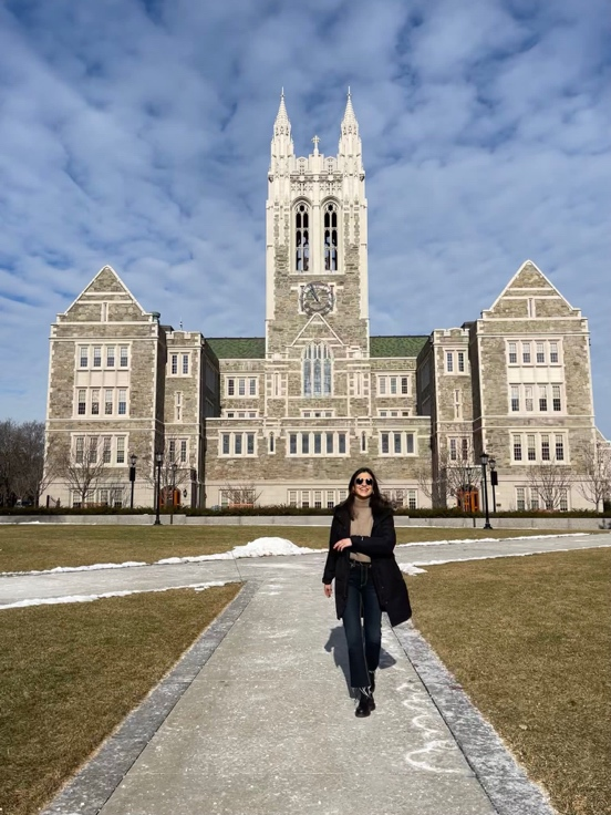 foto della traders davanti al boston college