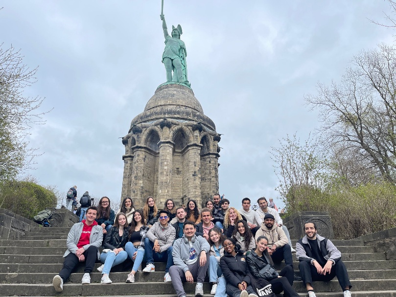 foto di classe con sfondo monumento bielefeld