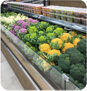reparto frutta/verdura con elementi organizzati per colore 