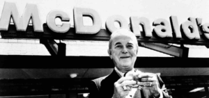 foto di kroc davanti ad un mcdonald's